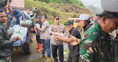 Bupati Bersama Kapolres, TNI, Turun Langsung Ke Titik-Titik Bencana Banjir Dan Tanah Lonsor Di Pasaman Barat, Sejumlah Bantuan Disalurkan Bupati Bersama Kapolres, TNI, Turun Langsung Ke Titik-Titik Bencana Banjir Dan Tanah Lonsor Di Pasaman Barat, Sejumlah Bantuan Disalurkan